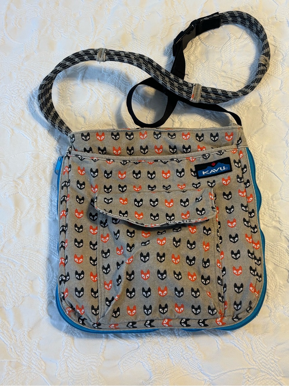 Kavu Zippit Crossbody Bag in Gray - Rare Fox Trot Pattern